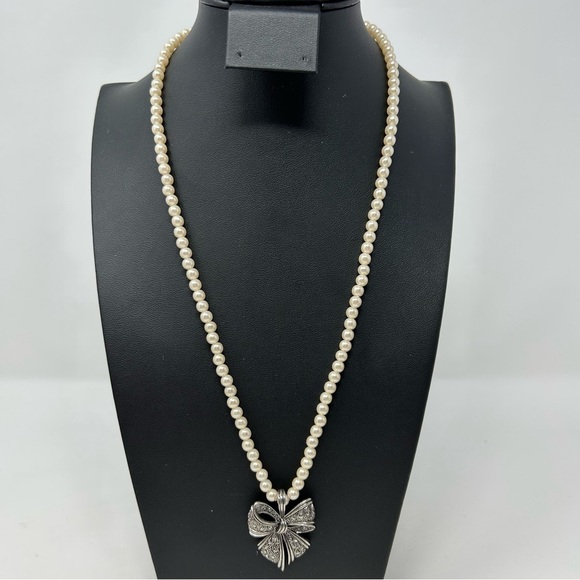 Vintage Avon Cream Faux Pearl Necklace with Textured Silver Tone 3D Ribbon 21.5" - Picture 1 of 8